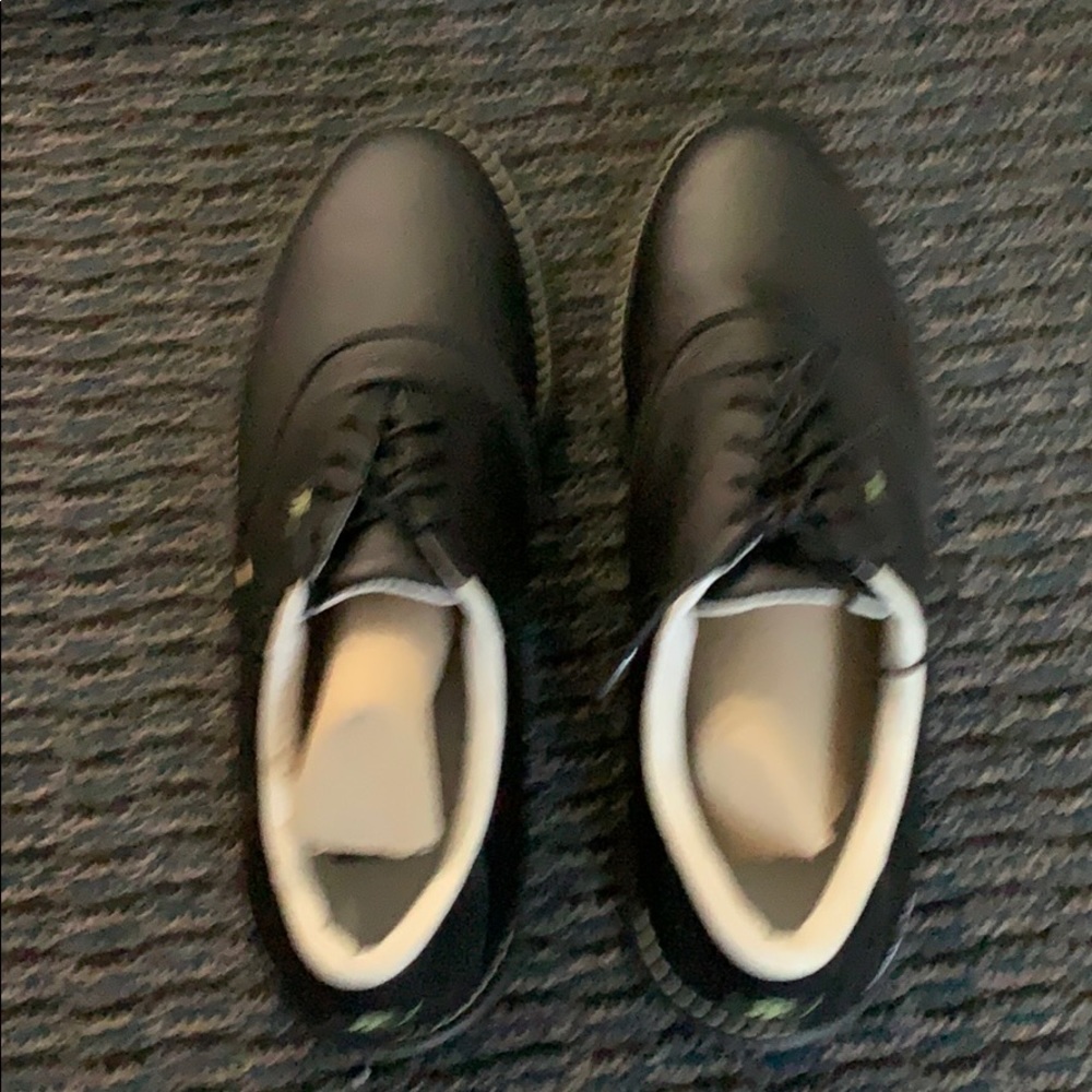 Golf shoes